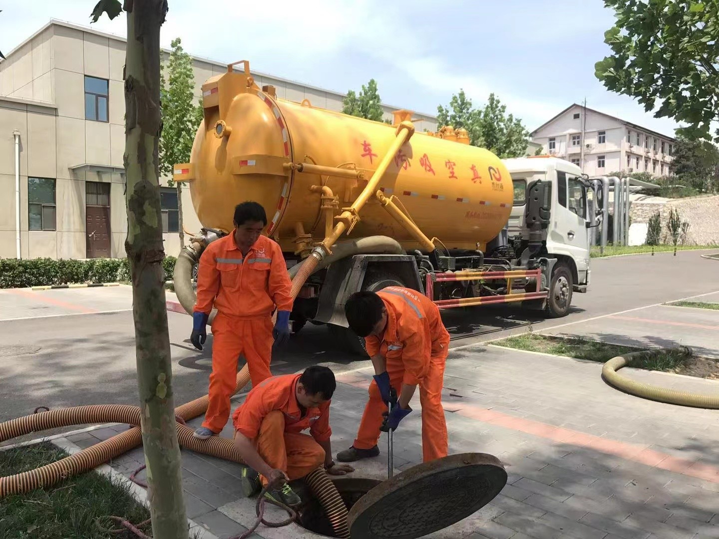 桃江管道疏通车停在窨井附近