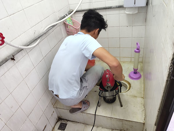 桃江管道堵塞冒臭气 专业师傅现场解决问题